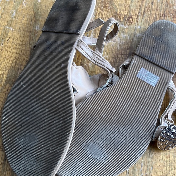 Chic Beige Sandals with Metallic Accents - Picture 4 of 4